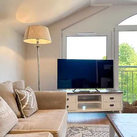 Baltischer Hof 63 *